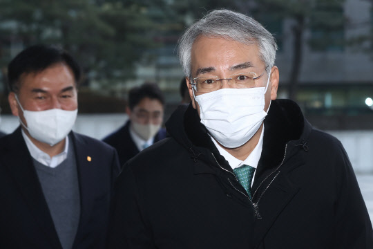 이석준 농협금융지주 회장은 취임 포부로 "세계 최초 금융서비스를 시도하고 싶다"고 말했다. 연합뉴스